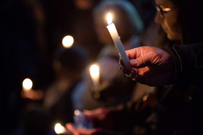 800px-Pittsburgh_synagogue_shooting_Governor_Wolf_Gives_Remarks_Regarding_Pittsburgh_Shooting_and_Participates_in_Vigil_(30651020217)